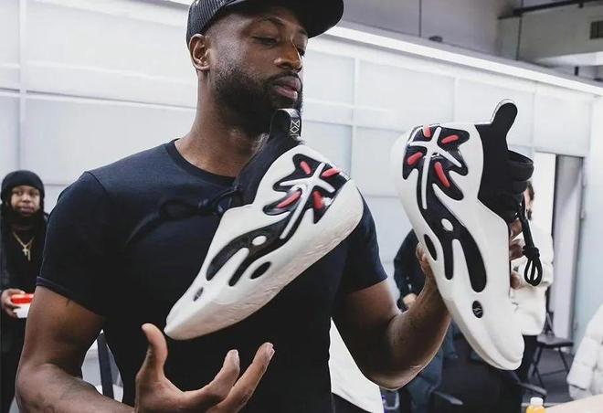 世体：内马尔一次支撑失误后接受处理，问题不大但引发了担忧（世体：内马尔支撑动作失误后接受处理，伤情轻微却引发忧虑）