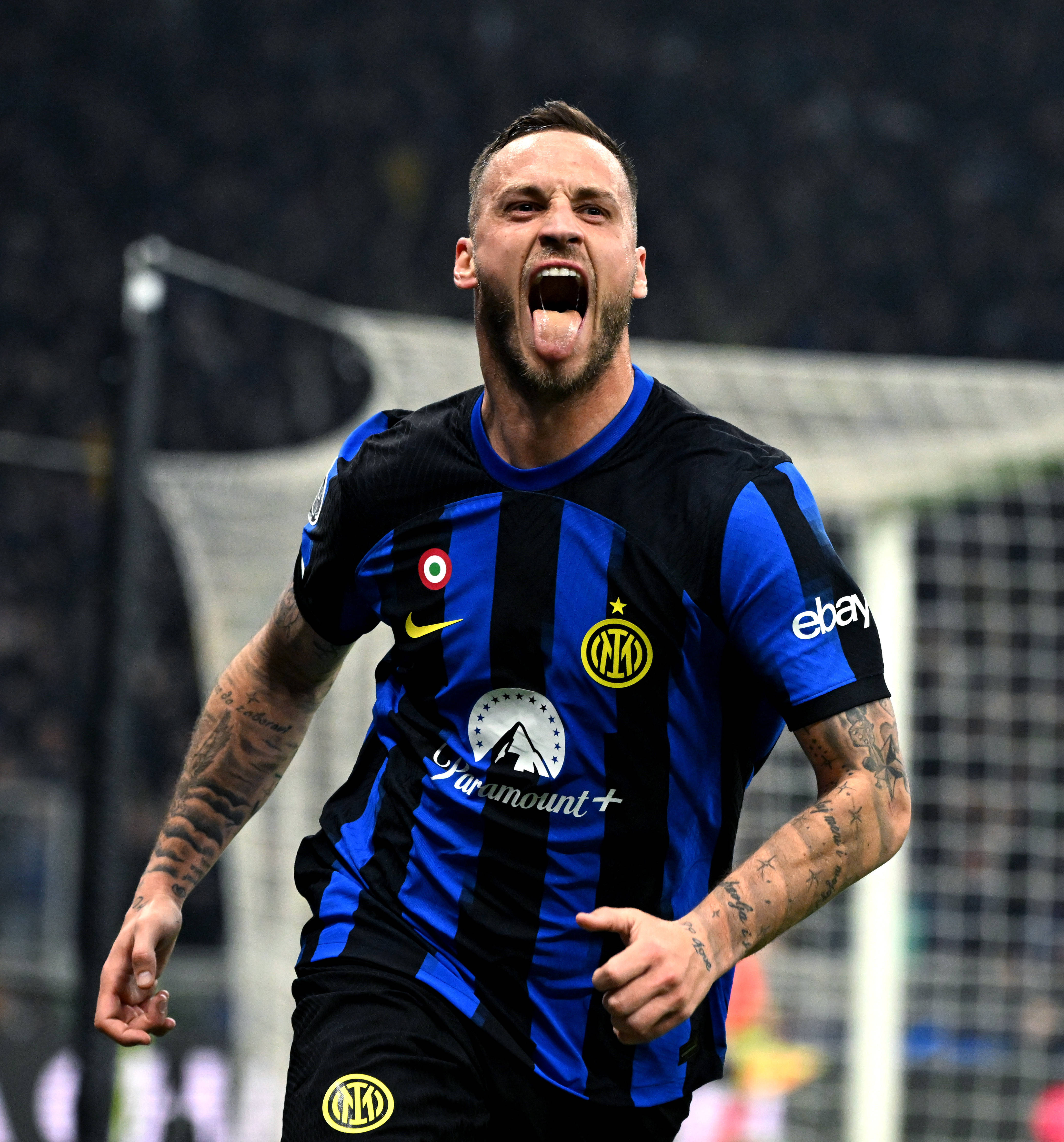 里程碑，亚泰37岁前锋谭龙已在中超出战200场比赛（37岁亚泰前锋谭龙达成中超200场里程碑）