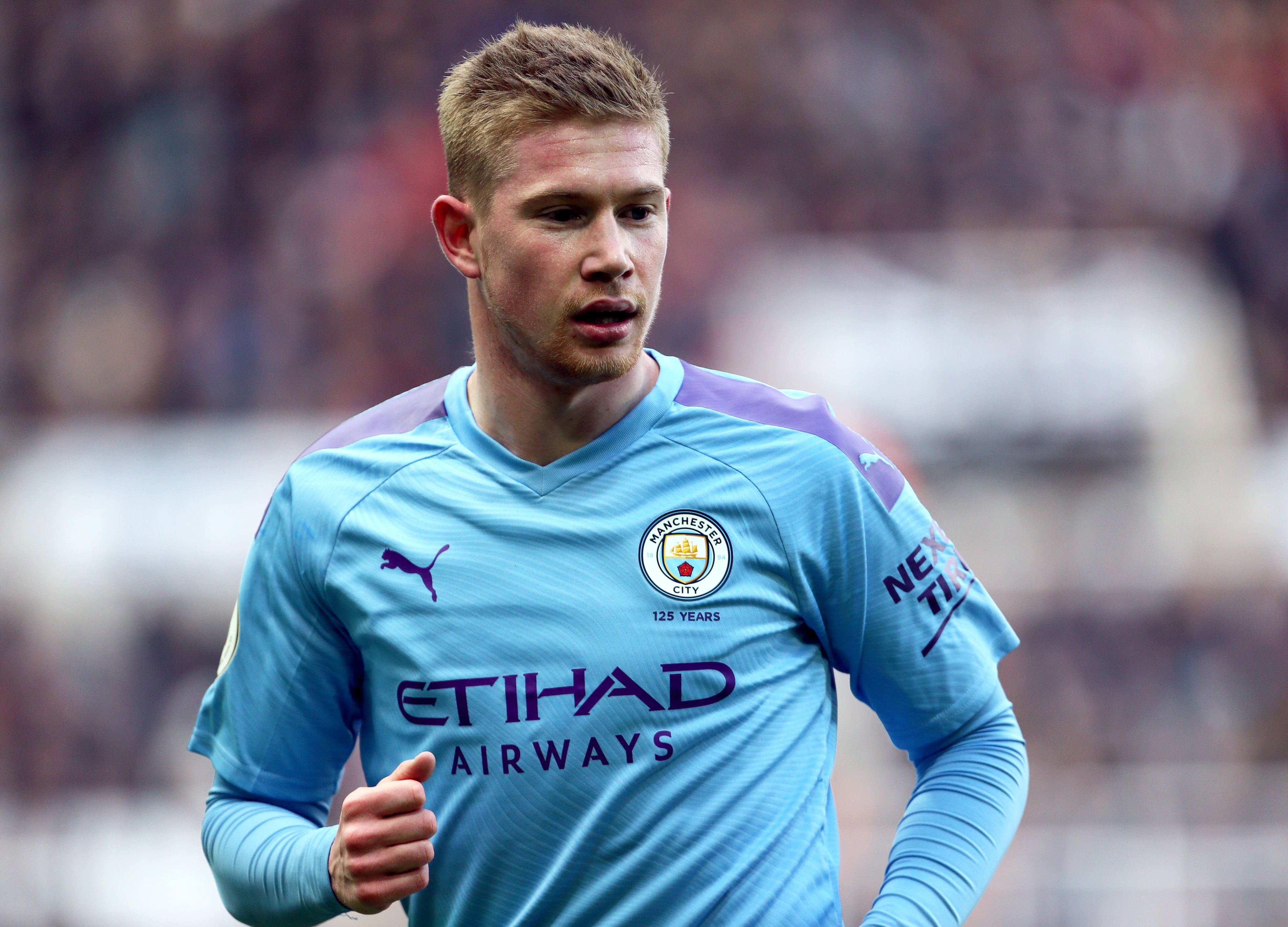 喀麦隆体育部长与足协主席埃托奥决裂，前者指责后者操纵选举（喀麦隆体育部长与足协主席埃托奥关系破裂，指控其操纵选举）