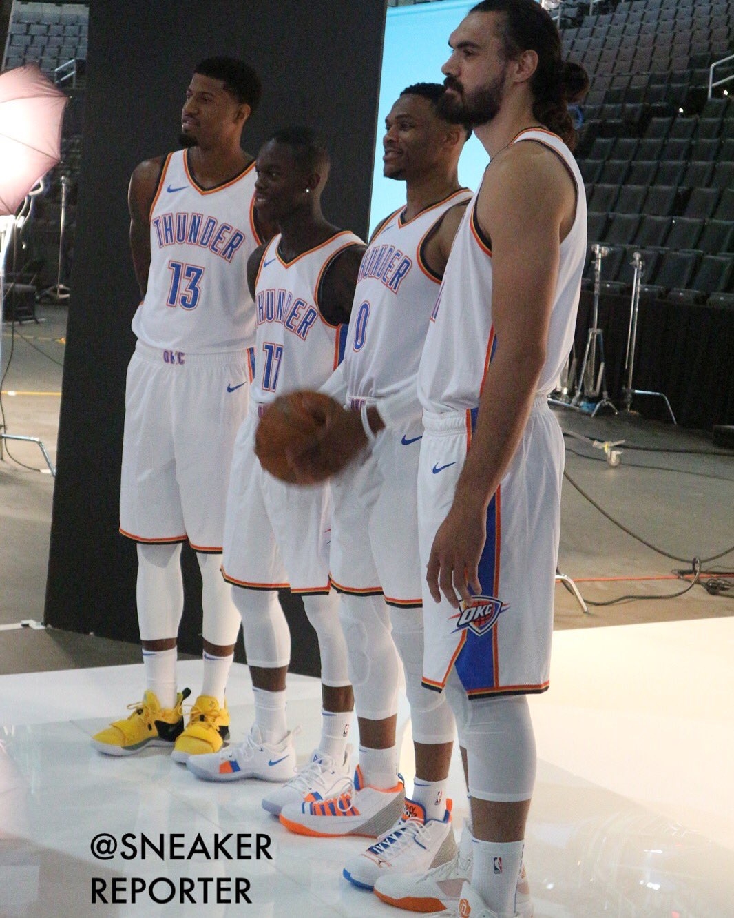 半场战报：米兰0-0拉齐奥，迈尼昂献神扑，红黑军团0射正（半场战况：米兰0-0拉齐奥，迈尼昂神勇救险，红黑军团零射正）