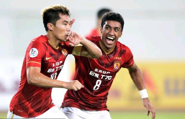 记者晒视频：钟义浩现场观看海牛比赛，海牛进球后他兴奋鼓掌（记者发视频：钟义浩现身观战海牛，球队破门他激动鼓掌）