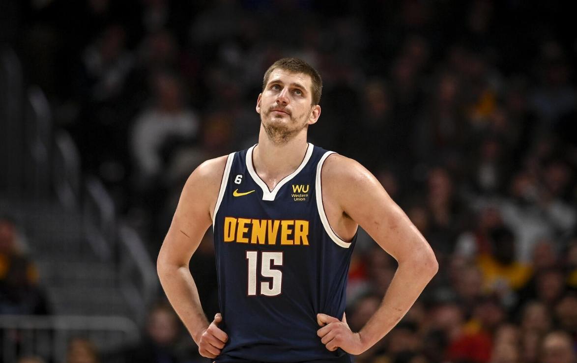 B费点球真的稳！稳稳骗过门将进球（B费点球稳健，轻松晃过门将破门）