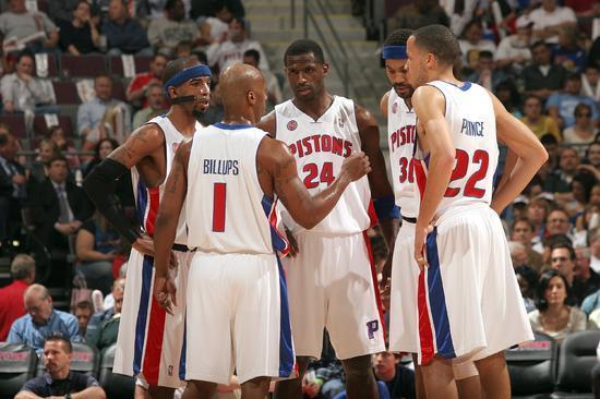 NBA官方新秀榜：弗拉格重回榜首，奎因升至第三（NBA官方新秀榜更新：弗拉格重返第一，奎因跃升第三）