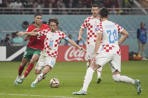 世体：施洛特贝克仍犹豫与多特续约，皇马与巴萨将争夺他（世体：施洛特贝克续约多特仍存疑，皇马巴萨或掀争夺战）