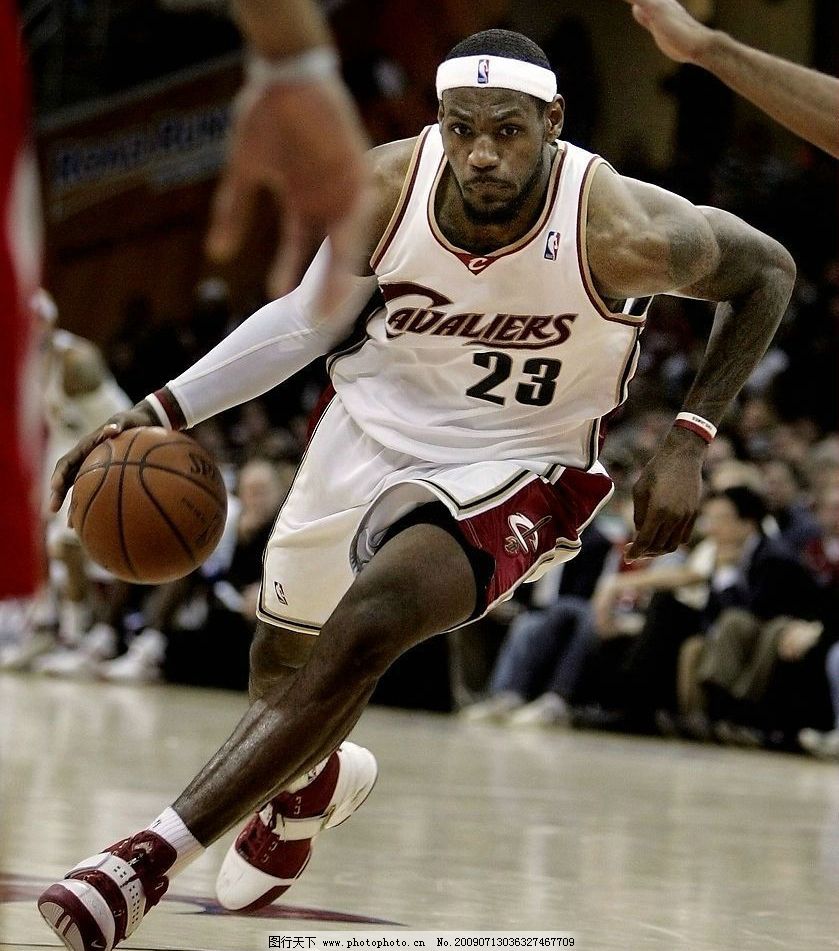 五人制足球速度与配合技巧解析（五人制足球：速度与团队配合的实战要点）