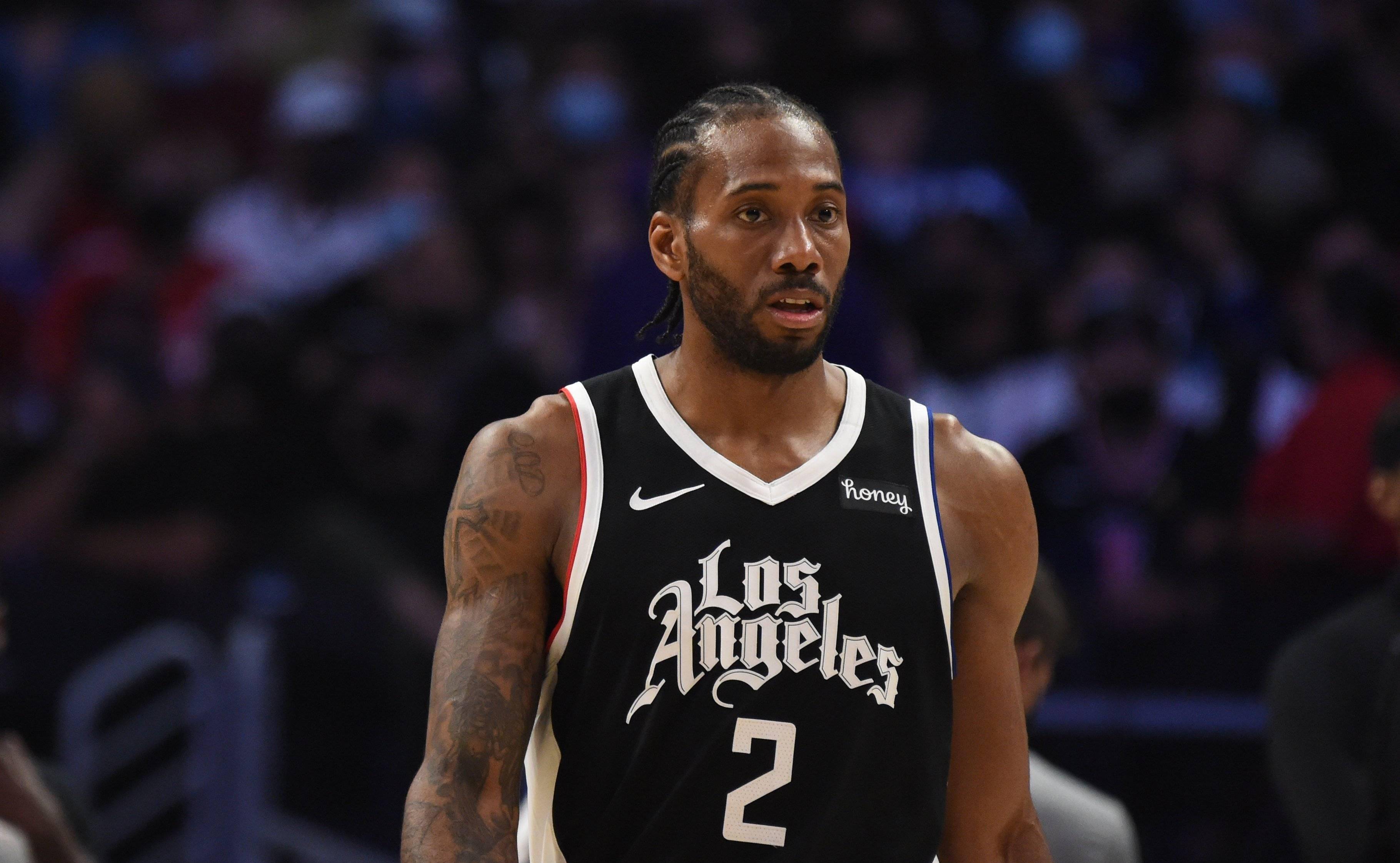 热议中超争冠：争冠悬念基本不在；申花没朋友拿不了冠军（中超夺冠话题升温：冠军归属已无悬念，申花孤立难问鼎）