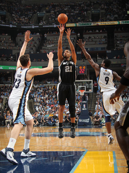 德比迎来关键胜利，米兰升至意甲积分榜第二（德比战奏凯，米兰升至意甲次席）