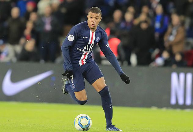 维尼修斯和阿森纳U16球员合影，2米法国门将抢镜（维尼修斯与阿森纳U16合照，2米法国门将成焦点）