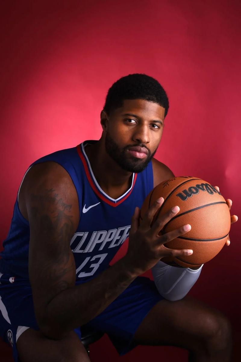 梅婷一家四口前往伯纳乌观战皇马vs尤文，女儿表示看完有点困（梅婷携全家四口现身伯纳乌看皇马对尤文，女儿直言赛后有些犯困）