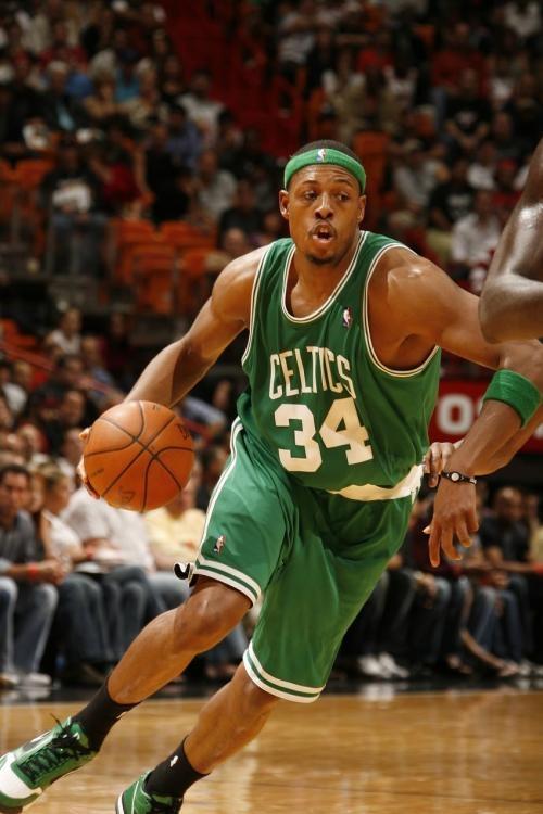 国脚助攻完成制胜球，球迷沸腾（国脚妙传造就制胜一球，球迷沸腾）